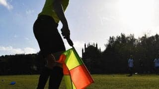 「これなら誤審しない！」カウンター場面で副審が斬新対応、100万回以上再生の大爆笑