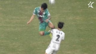 韓国で超危険プレー！ フライングニーが相手の首元にモロに入り退場処分