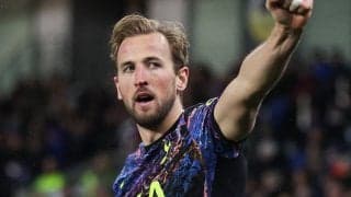 投げつけられたコーラ入りのボトル、FWケインが技ありジャンピングボレー！「俺が飲みたかった」と反響