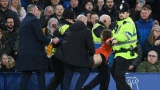 乱入のファンがゴールポストに自分の首を括り付ける…前代未聞の抗議の理由とは？「裏切っている政府に抵抗」