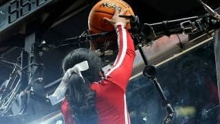 NCAAトーナメントで珍事件…チアリーダーが挟まったボールを“救出”する大活躍