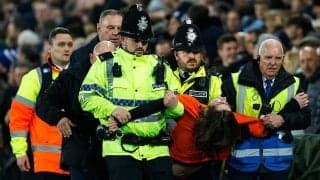 英サッカーで前代未聞の“珍抗議”　自ら動けなくなった男性に海外衝撃「クレイジー」