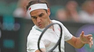 フェデラーが術後初のテニス姿を披露、フォアハンドを5本打ち込む