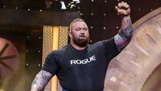 衝撃ダウンが2度炸裂　152kgで6パック完成「世界最強の男」ボクシング決戦に海外熱狂