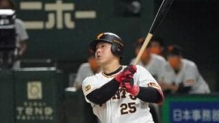巨人・岡本和真、オープン戦単独トップ6号！　泳ぎながらも左翼スタンドに叩き込む