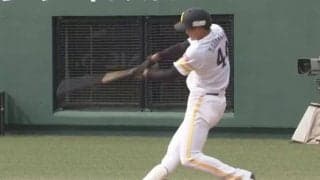構えもフルスイングも柳田そっくり!?　鷹の“ギータ2世”が豪快な公式戦初アーチ