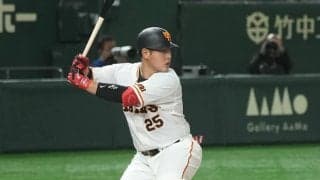 巨人・岡本和真が驚きの“変態打ち”　左翼スタンド中段まで運ぶ6号は「ほぼ片手やん」