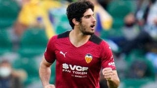 執念が生んだ理解不能なアクロバティックゴール! ポルトガル代表FWが倒れながら決めた決勝弾が大反響