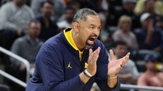 泣き崩れる相手選手を抱き寄せたジュワン・ハワードHC…SNSでは多くの反響を呼ぶ