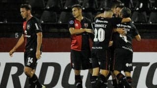 「手榴弾持ち込めるのは異次元」アルゼンチンの1部リーグで「ピッチで大爆発」！試合はその日のうちに開催