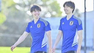 もはや「日本代表あるある」!? 現地の子供たちとの撮影会で「つい発生する川崎系選手の並び位置」