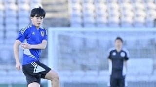 日本のエース候補・上田綺世がシドニーで“いじられ役”に！ 長友が「時差があるから仕方ない」