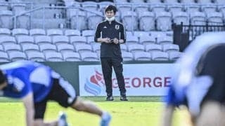 【画像】森保監督と反町技術委員長がバケツを持ってピッチに水撒きのために走り回る！ 非公開練習直前に発生した“アウェイの洗礼”