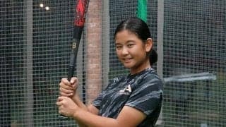巨人Jr.初の女子選手の打球は「どこまで飛ぶのか…」　“硬式”挑戦で豪快スイング