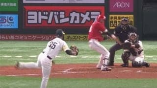 「やっぱ異次元だよな」飛んで避けたのにストライク…鷹助っ人の“魔球”が50万再生