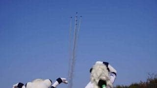 新生ベルーナドーム上空を彩った“ブルーインパルス”　鮮やか飛行に大歓声起きる