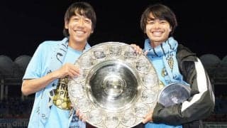 「漫画かよ」「ドラマがあるなぁ」“救世主”三笘薫と中村憲剛氏の13年前の姿にファンも感激「エモすぎる」