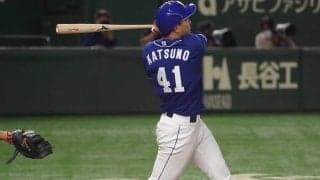 中日先発・勝野がスタンド中段に逆転2ラン！　投手の特大プロ1号に敵地どよめく