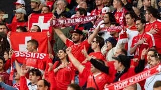 サッカーW杯逃したイタリアへ、屈辱の横断幕が話題「スイスファンは情け容赦なし」