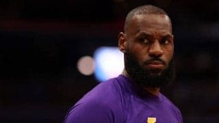 ペリカンズとの重要な一戦を落とし、左足首を痛めたレブロン「俺は欠場するのが嫌だ」