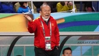 南野のハンドを確信？VAR“のぞき見”のベトナム代表監督が審判よりも先に大喜び