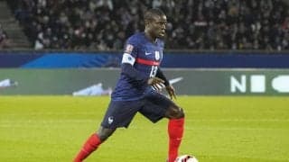 「照れてて可愛い」エンゴロ・カンテがフランス代表チームメイトの「誕生日サプライズ」にどぎまぎ!