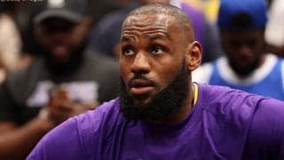 レブロン・ジェームズが左足首のリハビリのため遠征中のチームを離脱してLAへ