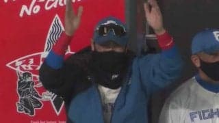 日本ハム新庄監督、開幕6戦目でついに初勝利　ウイニングボール握り万感の表情