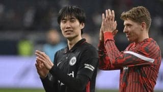 鎌田大地がアメフトに挑戦!?フランクフルトが｢4月1日｣にサッカーとの二刀流挑戦を発表!笑顔でタックルされる｢粋な画像｣