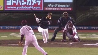 「変態打法や」「なんで入るのよ」　鷹柳田の“無茶苦茶”1号に場内どよめき