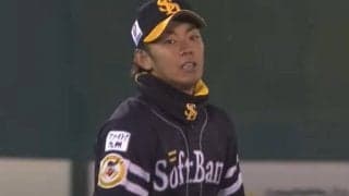 振り向きざまの“超ロング鬼肩”発動　鷹・今宮は「身体能力にモノいわせてる」