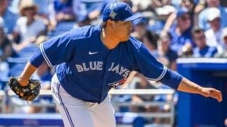 【MLB】韓国左腕と元アナ美人妻が「幸せそう」　腕組み散歩、同伴キャンプで調整も順調