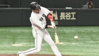 左手1本の一撃が「わけわからん」　巨人・坂本勇人の“技あり弾”が「すごすぎ」