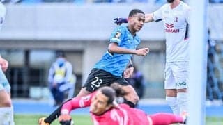 想定外の「45分での4枚替え」「交代直前の小林悠の隣に座り…」鬼木達監督はホワイトボードと格闘したが…【川崎 等々力で衝撃の惨敗(2)】