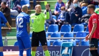 2秒で4枚のイエローを出す早業が話題！ 久保建英の出場試合で異例の事態