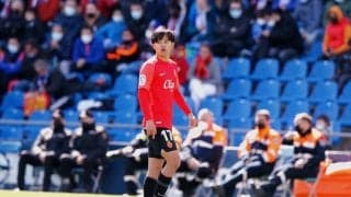 4人同時の「超速イエローカード」!サッカー日本代表・久保建英が出場した試合で主審が「驚異の早業」を披露!「初めて見たかも」と話題に