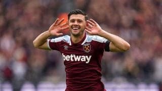 サッカーFK弾で珍事　カメラマンを襲うアクシデントが話題「こんなオチが」「面白い」