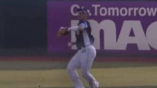 強肩バックホームが「途中で伸びてる」　球場騒然、衝撃レーザーが「えぐい」