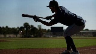 送りバントが“本塁打”に　悪送球の連鎖が生んだ珍プレーは「笑えたよ」