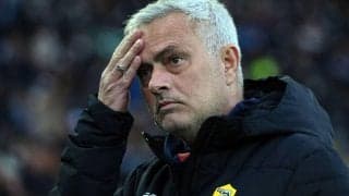 あわや直撃！ ファンサービスしようとしたモウリーニョ監督が雪玉で狙われる