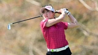 女子ゴルフで異例のラウンド　双子の岩井姉妹が同組に、次女キャディーの父は規定遵守