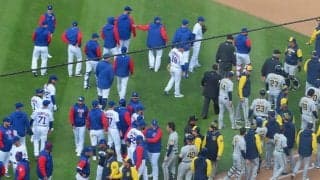 【MLB】鈴木誠也、“乱闘寸前”事態に外野から駆け寄る　死球に一触即発…本拠地が騒然