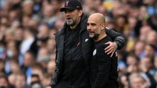 「最高すぎて何回も見ちゃう」プレミア首位攻防戦、ピッチサイドでの両監督によるハイタッチと熱い抱擁にファン感動「最高の戦い」