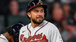 【MLB】“無気力投法”の遅球直撃で打者倒れ込む　突如の茶番劇に「笑いが止まらない」
