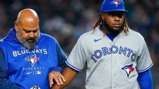 【MLB】ゲレーロJr.が悶絶「あー、絶対痛い！」　直後の衝撃アーチ連発にファン驚嘆