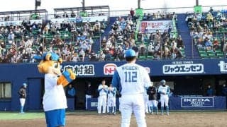 日本ハム2軍戦、ヒーローの“出来立てホヤホヤ”サインボールをプレゼント