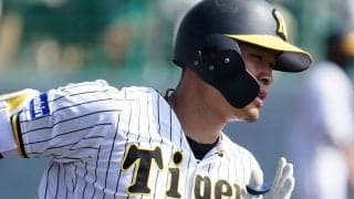 「片手で持ってくなよ…バケモンやんけ」　佐藤輝明の超速ライナー弾が「エグすぎ」