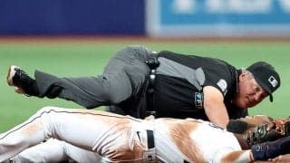 【MLB】転びながらも“プロの技”　涼しい顔の仕事ぶりは「ユーモアのセンスがある」