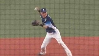 源田の“瞬間握り替え”が「正確な上に強烈」　逆シングルは「流れるような守備」