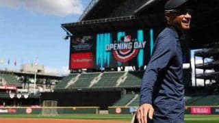 【MLB】イチロー氏が始球式で剛速球を披露　本拠地開幕戦で“登板”し場内大歓声